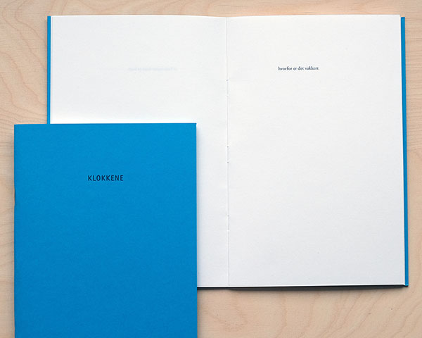 Åpen og lukket bok på bord.